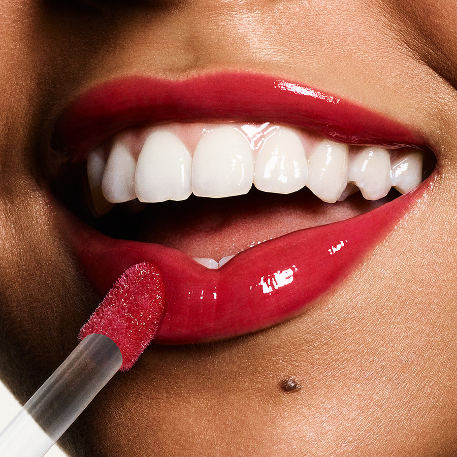 revlon lip super lustrous the gloss fatal apple application part detail 1x1
